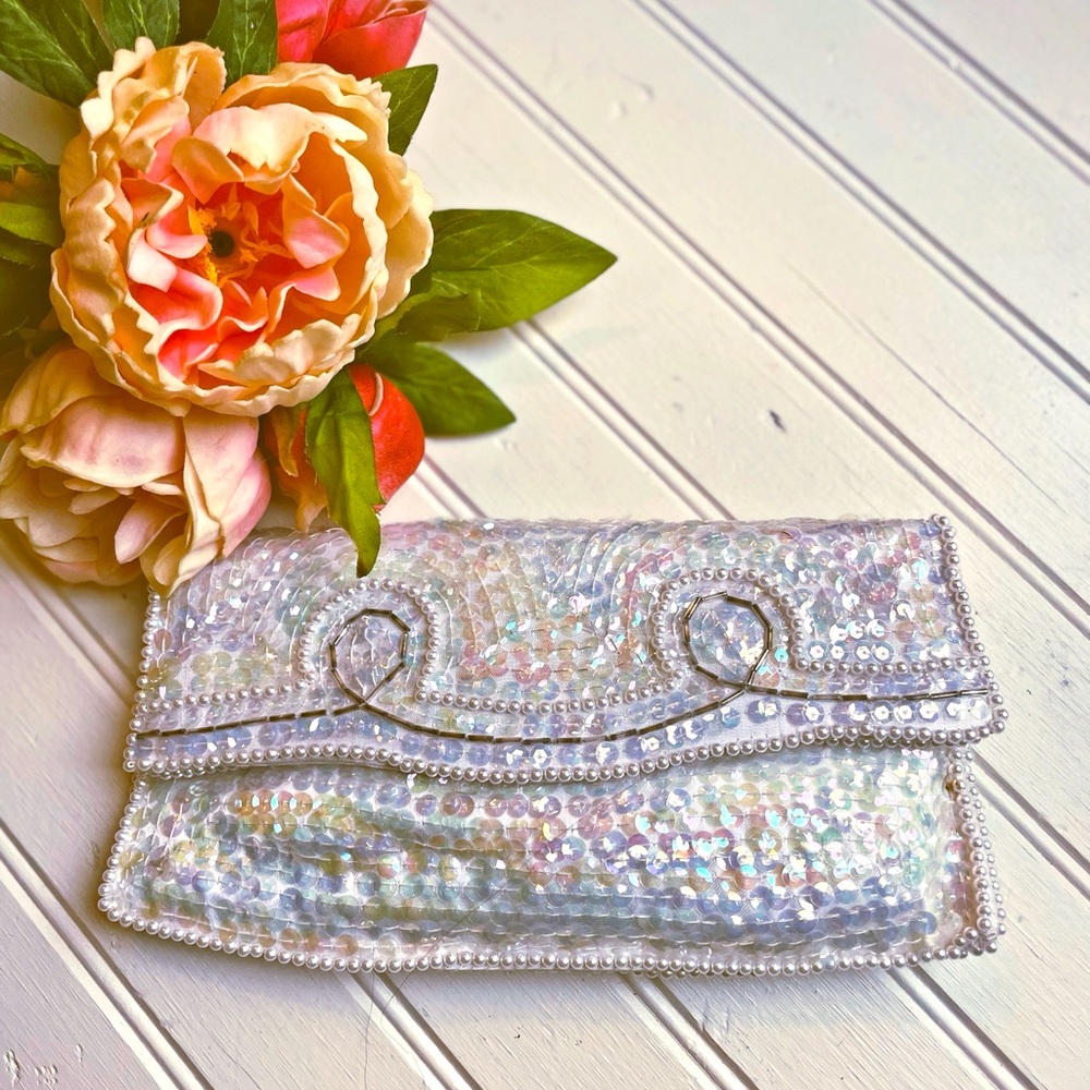 LA REGALE VINTAGE BEADED OPALESCENT/SILVER PROM OR COCKTAIL PARTY CLUTCH 1960’s